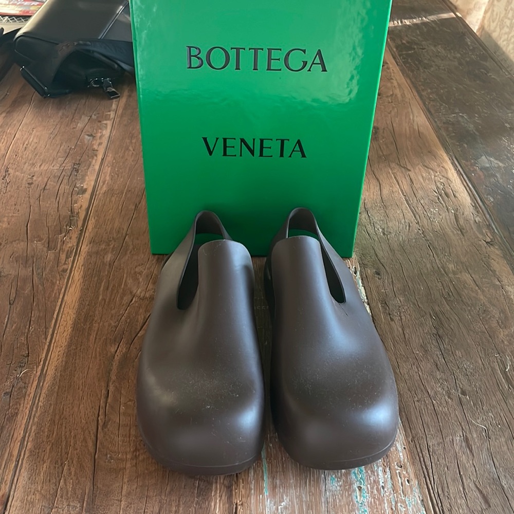Bottega Veneta Puddle Sandals **worn once** Size 40 in chocolate.